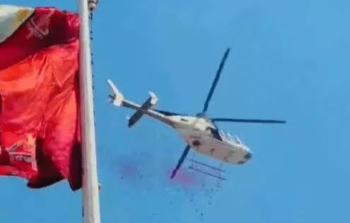 चुलकाना धाम में श्रद्धालुओं पर पुष्प वर्षा करता हेलीकॉप्टर चुलकाना धाम में श्रद्धालुओं पर पुष्प वर्षा करता हेलीकॉप्टर