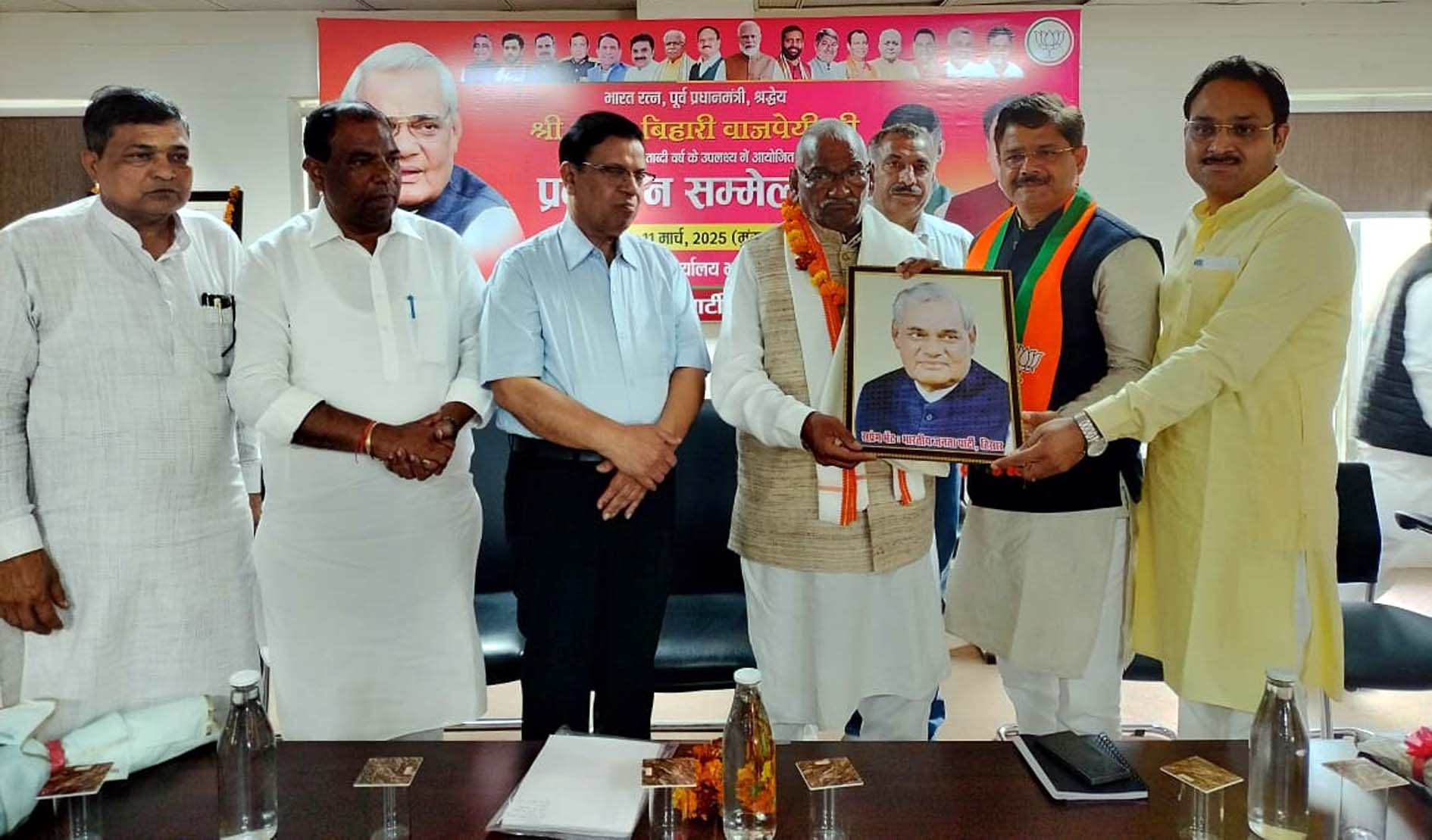 प्रबुद्ध जन सम्मेलन में वरिष्ठ नेता श्रीनिवास गोयल को सम्मानित करते पार्टी नेता।
