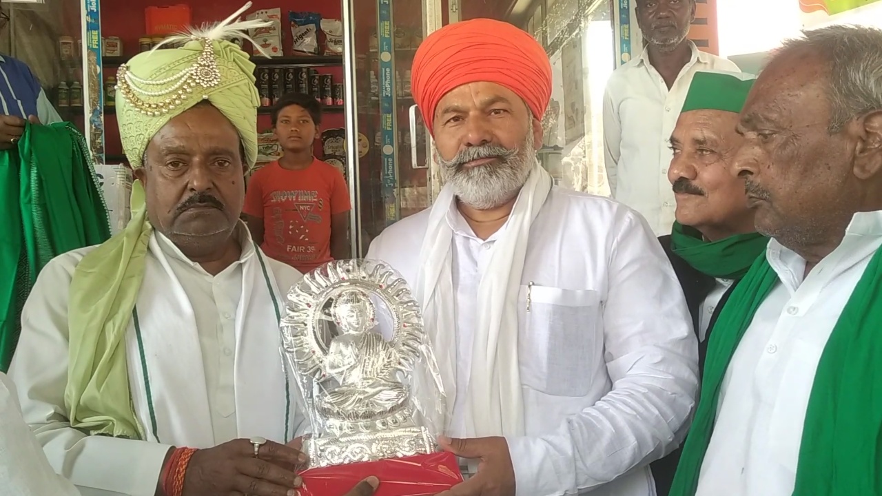 किसानों को संबोधित करते भाकियू के राष्ट्रीय प्रवक्ता राकेश सिंह टिकैत किसानों को संबोधित करते भाकियू के राष्ट्रीय प्रवक्ता राकेश सिंह टिकैत