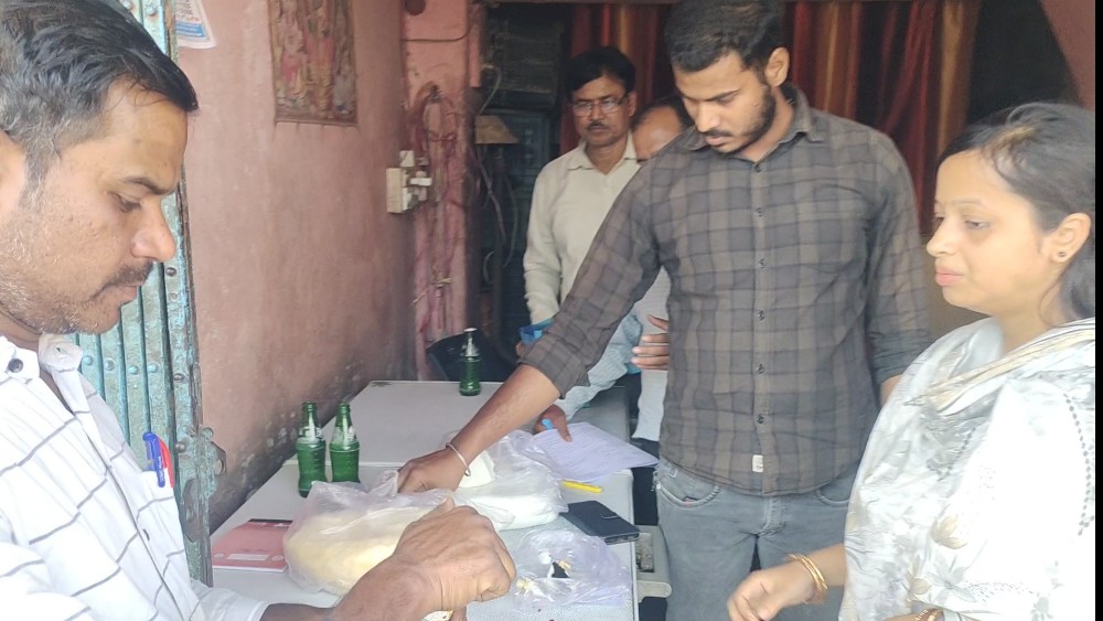 छापामारी करती टीम छापामारी करती टीम