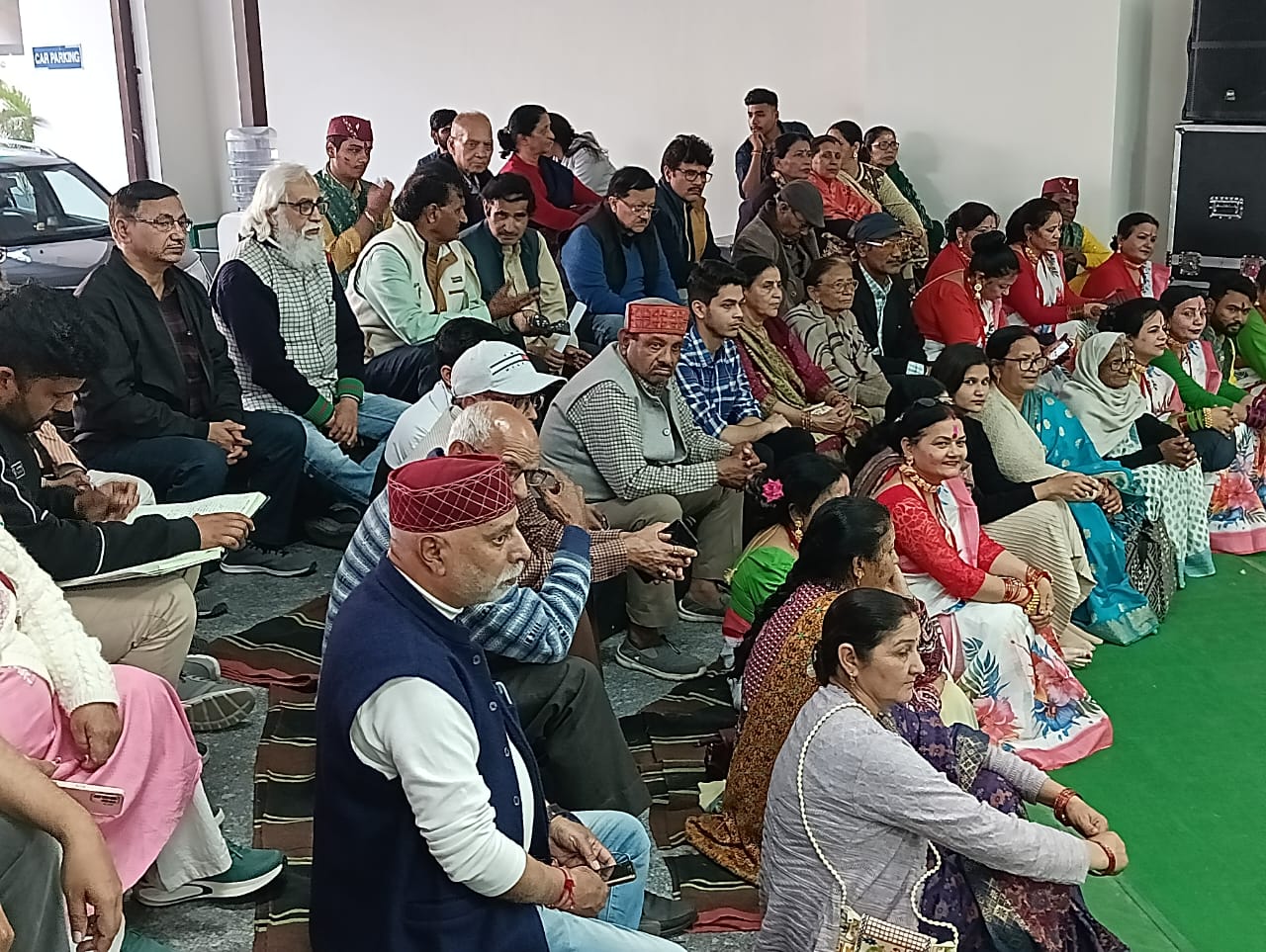 फाग गीताें का आनंद लेते लाेग। फाग गीताें का आनंद लेते लाेग।