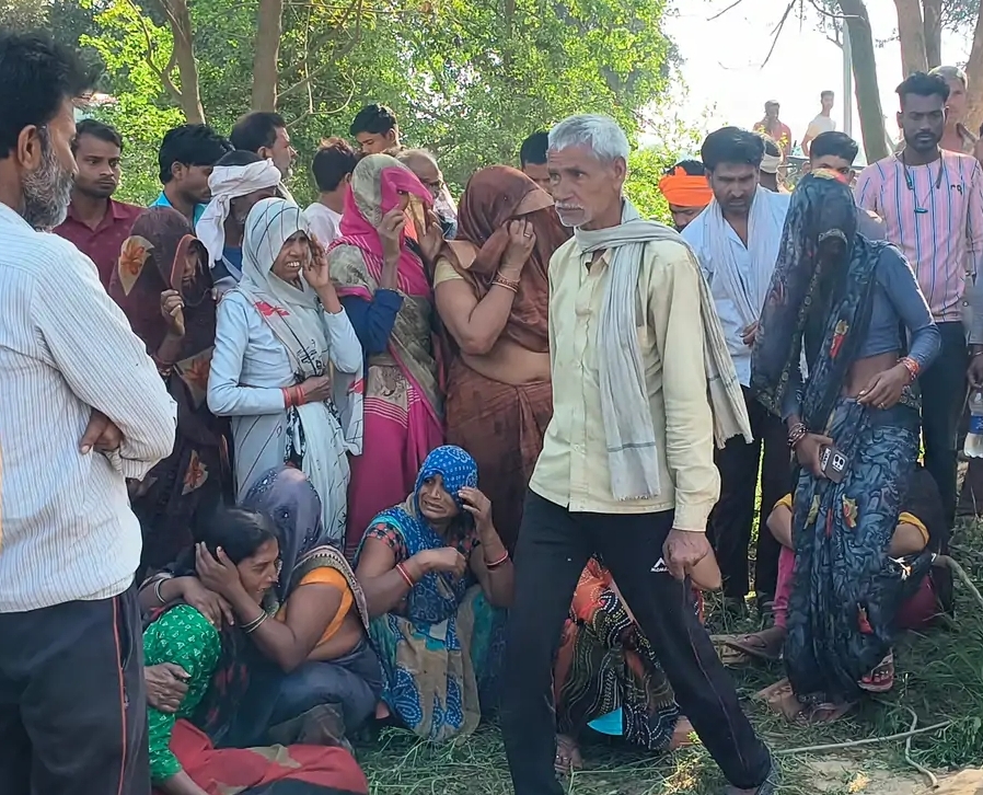 घटनास्थल पर रोते बिलखते परिजन व ग्रामीण घटनास्थल पर रोते बिलखते परिजन व ग्रामीण