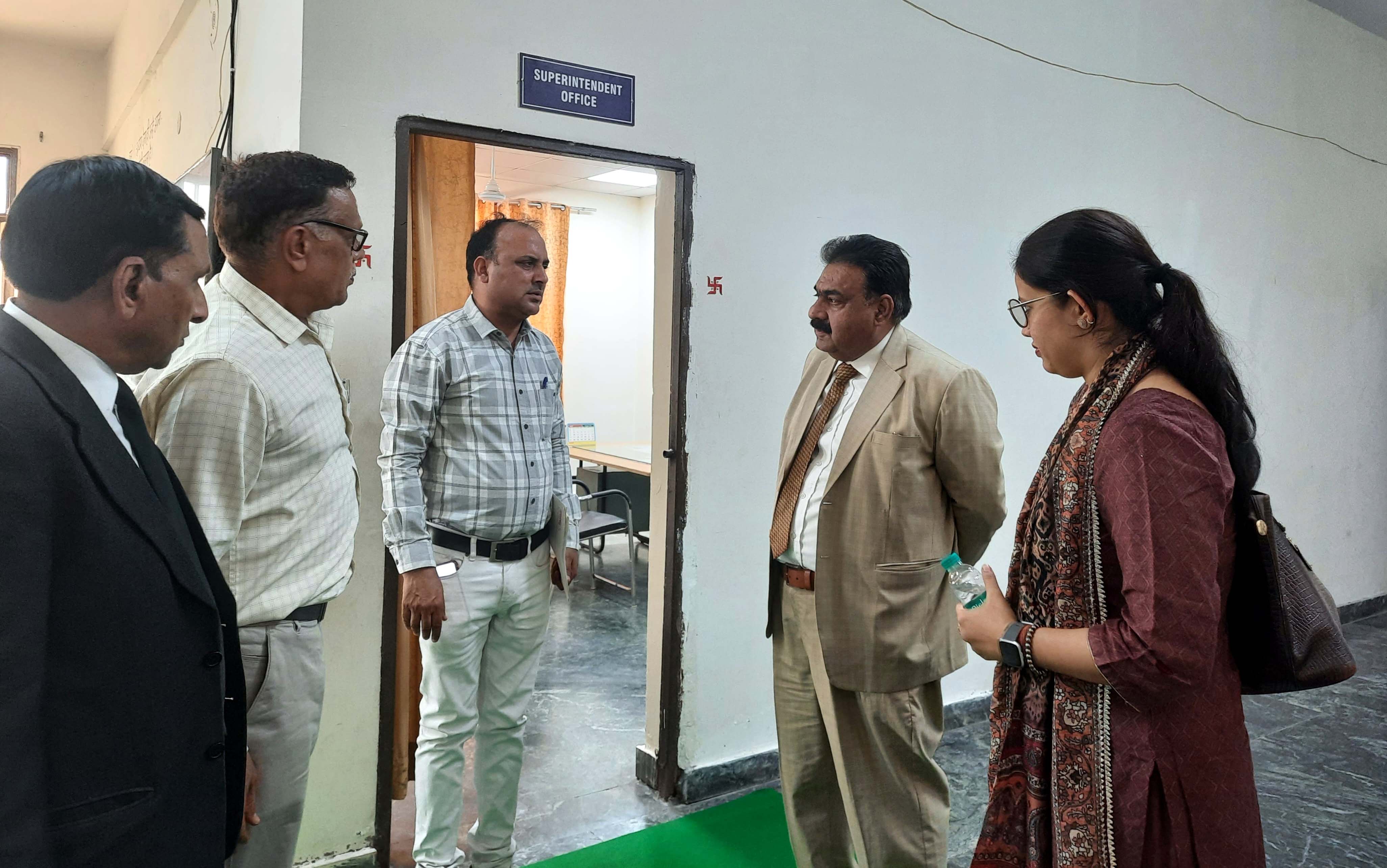 दीप भाटिया बाल सुधार गृह का निरीक्षण करते हुए दीप भाटिया बाल सुधार गृह का निरीक्षण करते हुए
