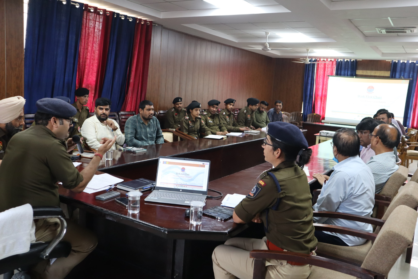 सडक़ दुर्घटना कैशलेस स्कीम को लेकर पैनल डाक्टरों के साथ बैठक करते एसपी। सडक़ दुर्घटना कैशलेस स्कीम को लेकर पैनल डाक्टरों के साथ बैठक करते एसपी।