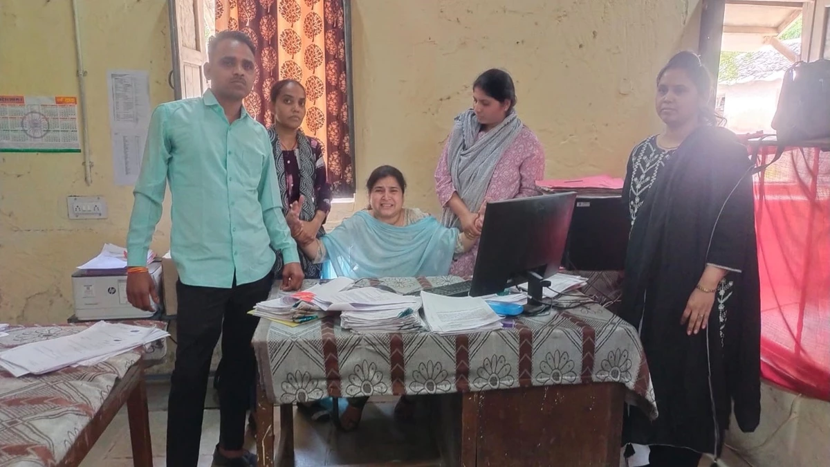 नायब तहसीलदार की रीडर 5 हजार रुपये की रिश्वत लेते गिरफ्तार नायब तहसीलदार की रीडर 5 हजार रुपये की रिश्वत लेते गिरफ्तार