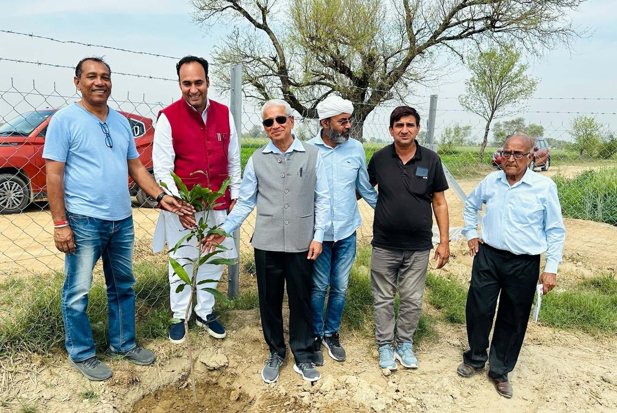 पद्मश्री आरसी सिहाग व वीरेंद्र चौधरी गांव हरिता में पौधारोपण करते हुए। पद्मश्री आरसी सिहाग व वीरेंद्र चौधरी गांव हरिता में पौधारोपण करते हुए।