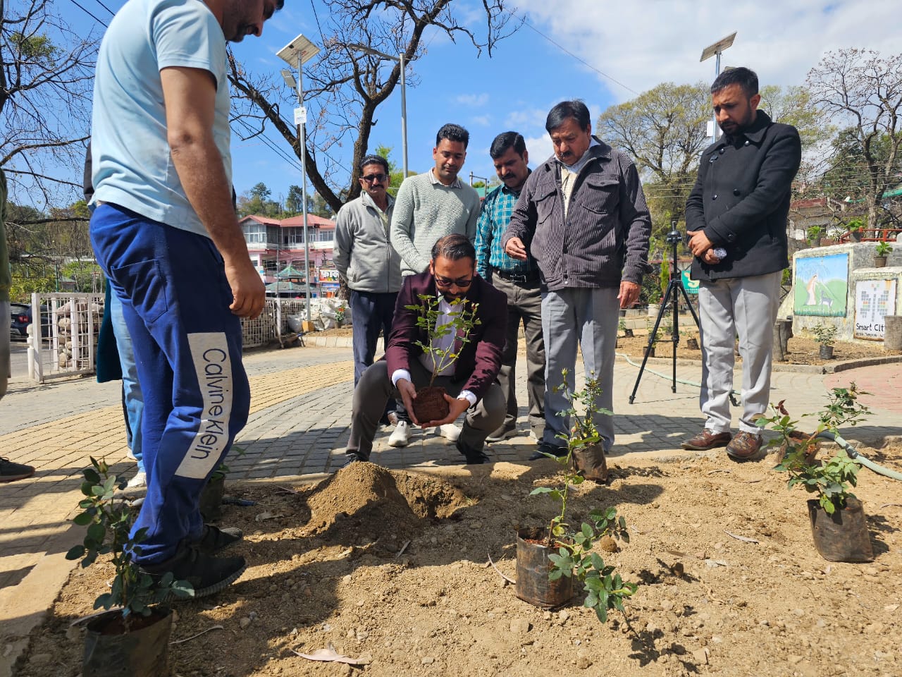 पौधरोपण करते हुए नगर निगम आयुक्त। पौधरोपण करते हुए नगर निगम आयुक्त।