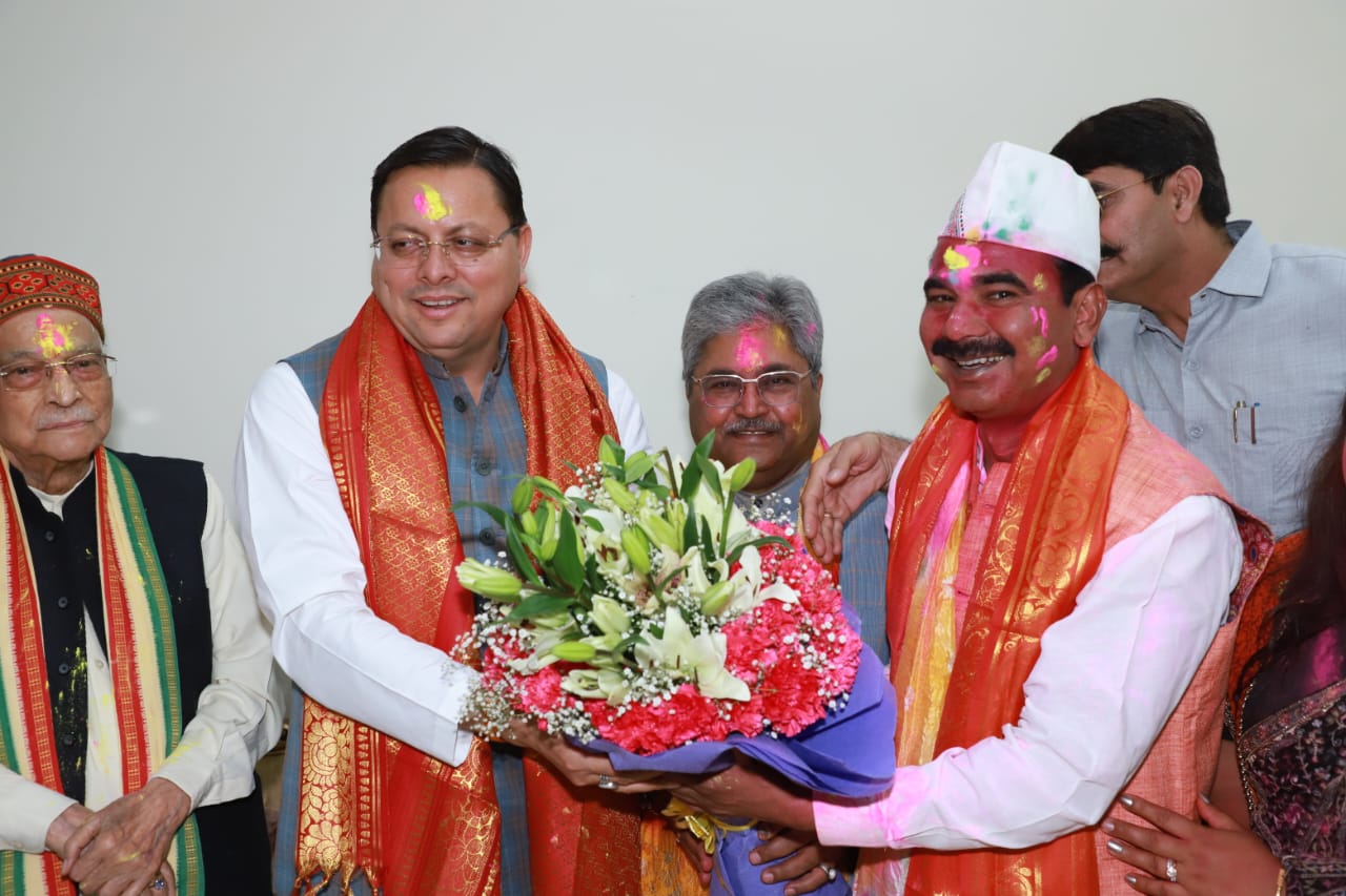 केंद्रीय राज्य मंत्री अजय टम्टा काे हाेली की शुभकामना देते मुख्यमंत्री। केंद्रीय राज्य मंत्री अजय टम्टा काे हाेली की शुभकामना देते मुख्यमंत्री।