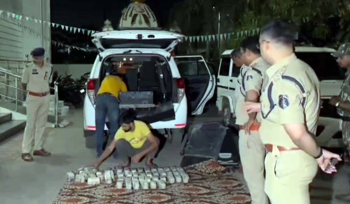 इनोवा कार से बरामद नकदी रकम इनोवा कार से बरामद नकदी रकम