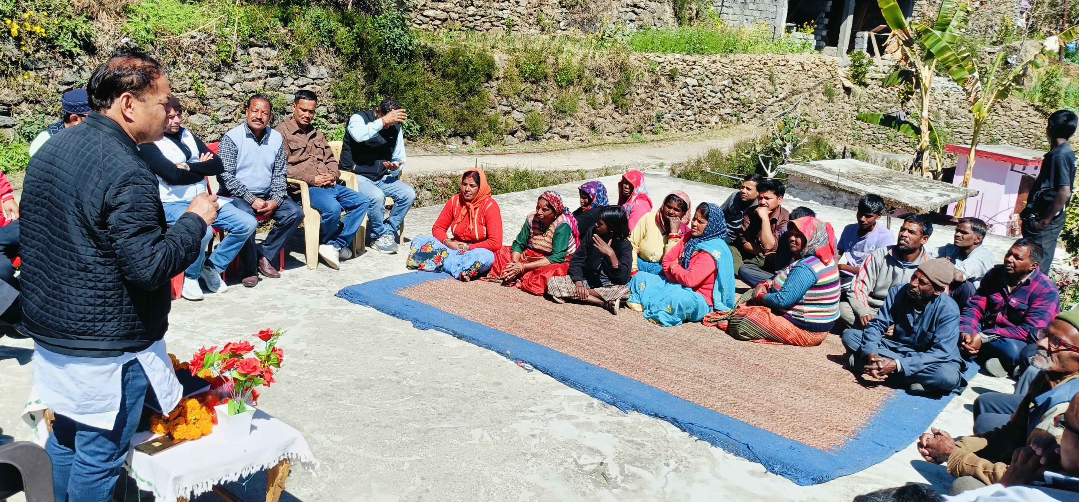 क्षेत्र भ्रमण के दौरान ग्रामीणों से संवाद करते हुए विधायक। क्षेत्र भ्रमण के दौरान ग्रामीणों से संवाद करते हुए विधायक।