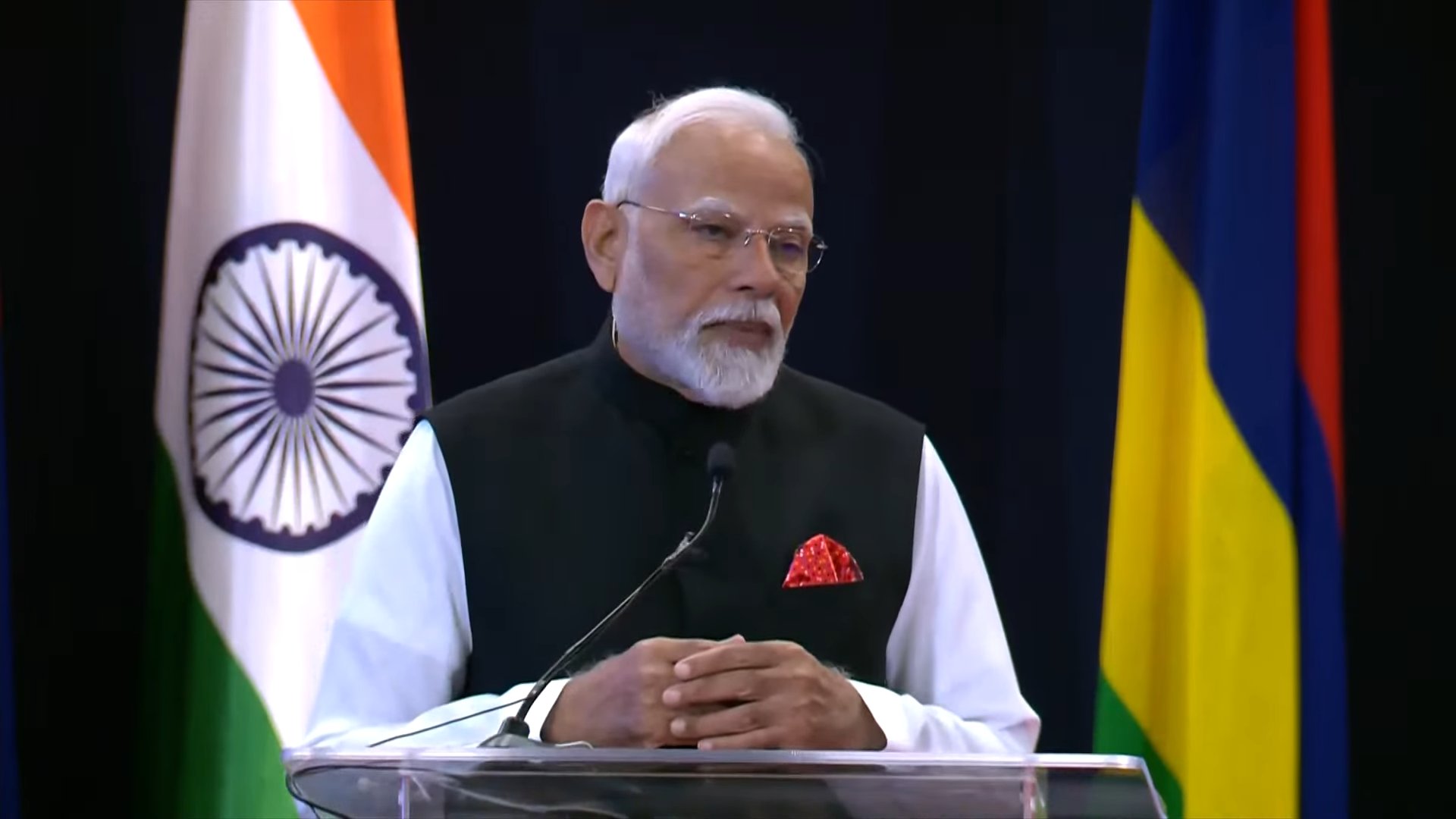 प्रधानमंत्री नरेन्द्र मोदी बुधवार को पोर्ट लुईस में प्रेस को संबोधित करते हुए प्रधानमंत्री नरेन्द्र मोदी बुधवार को पोर्ट लुईस में प्रेस को संबोधित करते हुए