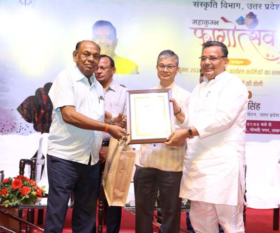 सूचना अधिकारी केवल राम को प्रशस्ति पत्र देकर सम्मानित करते मंत्री जयवीर सिंह सूचना अधिकारी केवल राम को प्रशस्ति पत्र देकर सम्मानित करते मंत्री जयवीर सिंह