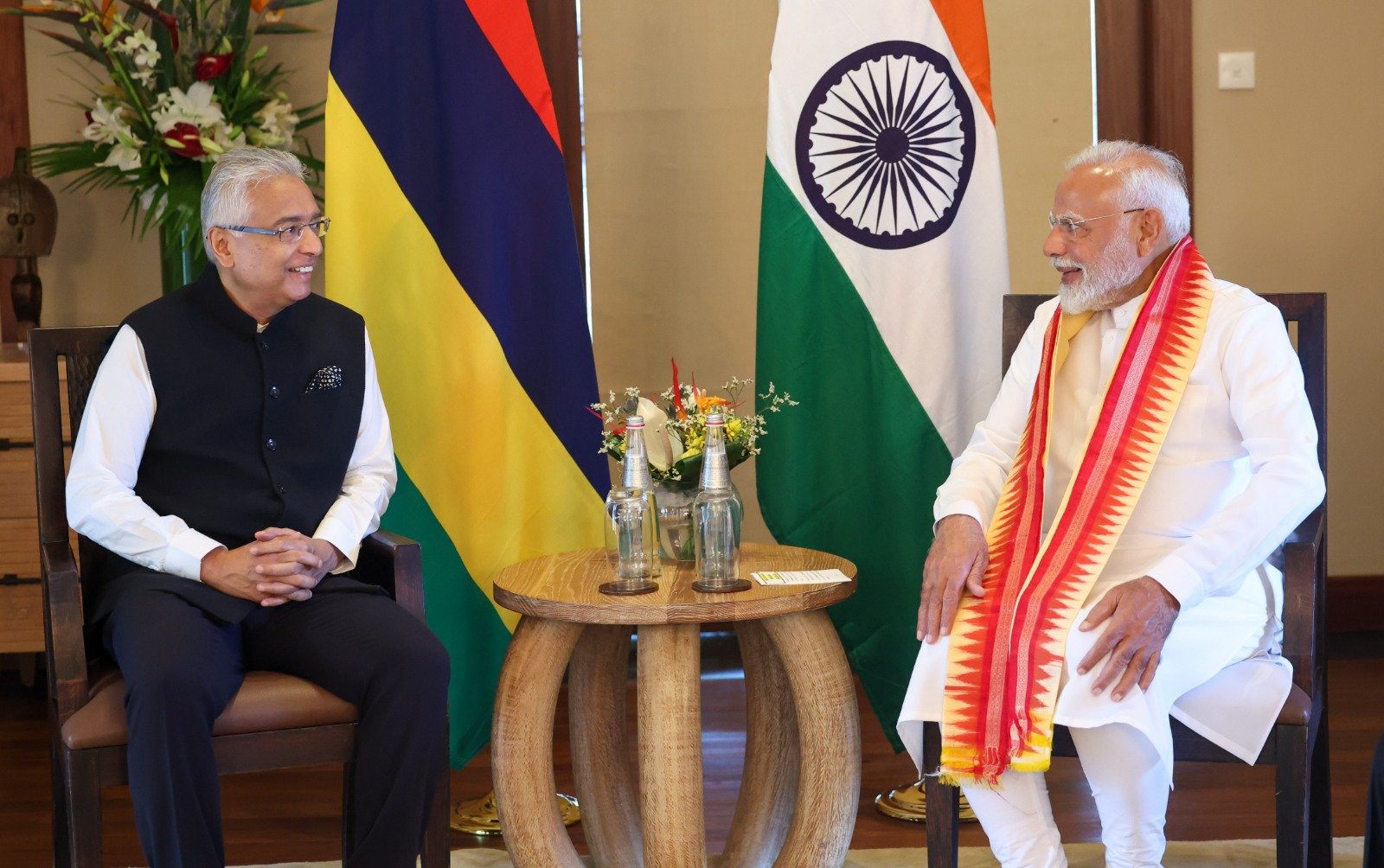 मॉरीशस के पूर्व प्रधानमंत्री से प्रधानमंत्री नरेन्द्र मोदी की मुलाकात मॉरीशस के पूर्व प्रधानमंत्री से प्रधानमंत्री नरेन्द्र मोदी की मुलाकात