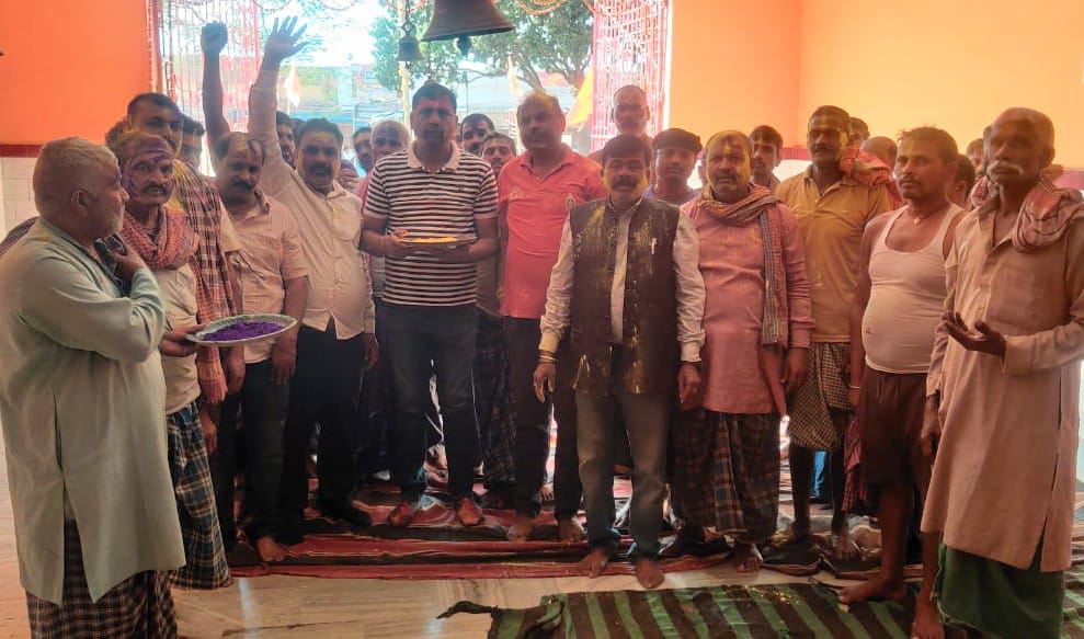 यूनियन के होली मिलन में मजदूरों की फोटो यूनियन के होली मिलन में मजदूरों की फोटो