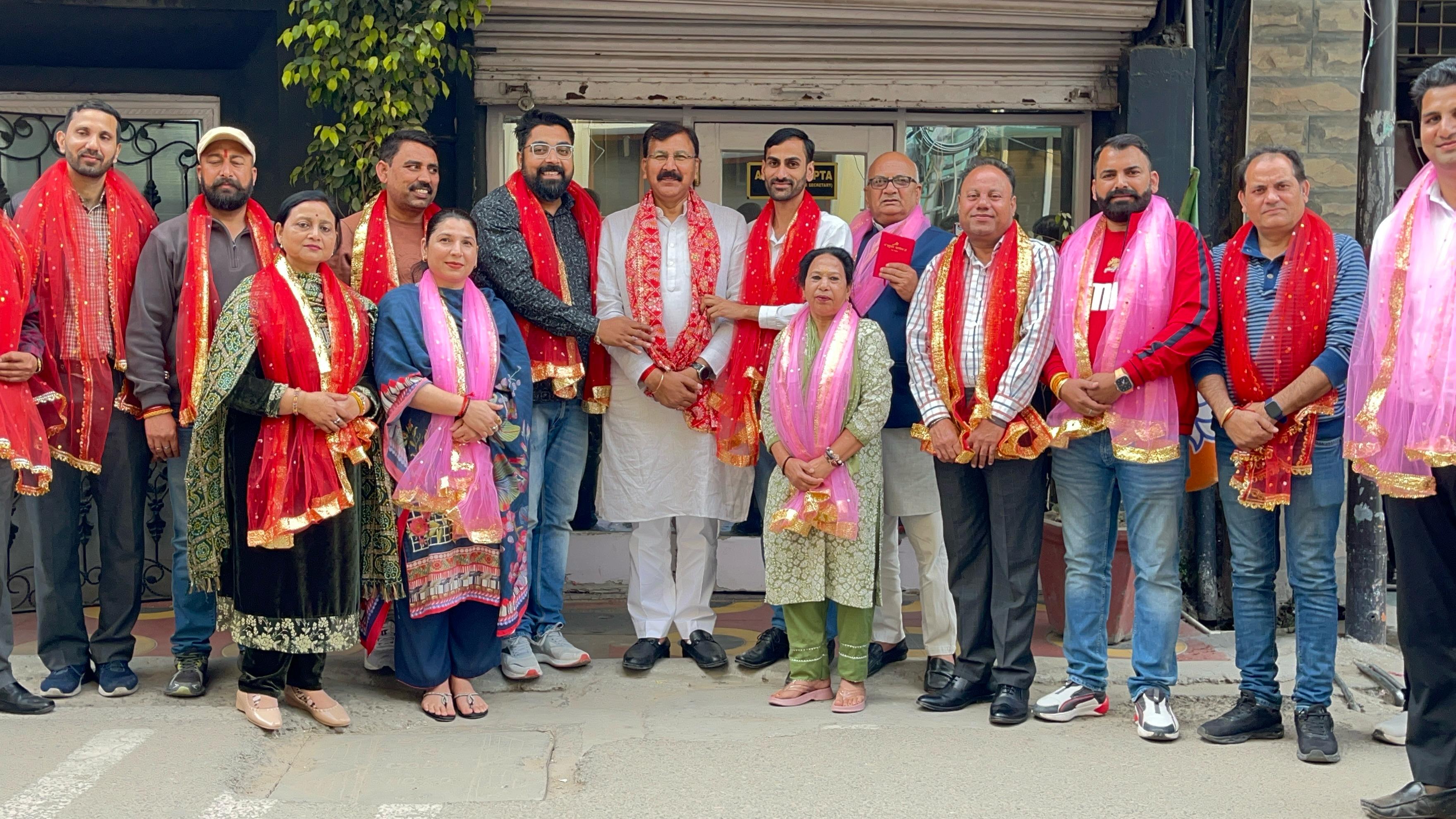 विधायक ने नवनियुक्त रेहाड़ी-बख्शी नगर मंडल टीम को लोगों की सेवा करने को कहा विधायक ने नवनियुक्त रेहाड़ी-बख्शी नगर मंडल टीम को लोगों की सेवा करने को कहा