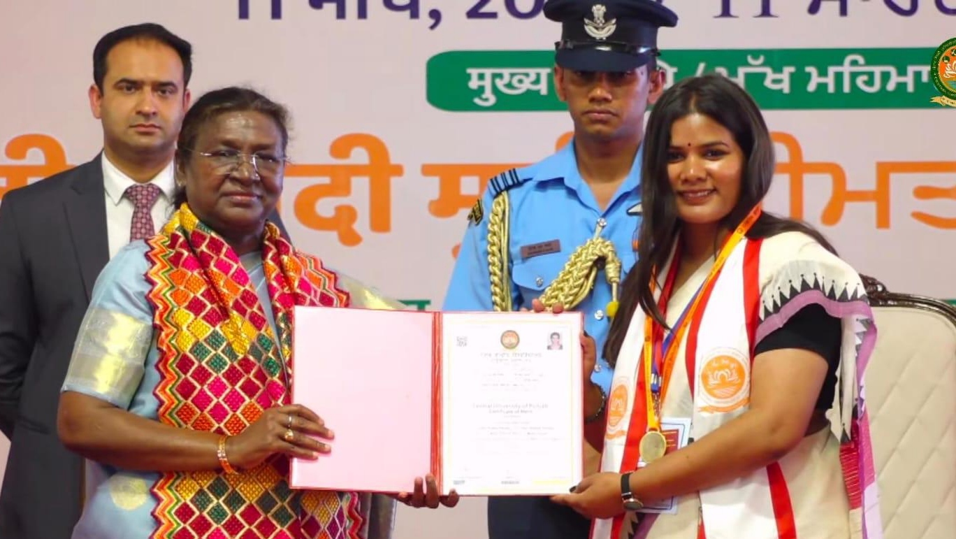 अदिती को सम्मानित करती राष्ट्रपति द्रौपदी मुर्मु। अदिती को सम्मानित करती राष्ट्रपति द्रौपदी मुर्मु।