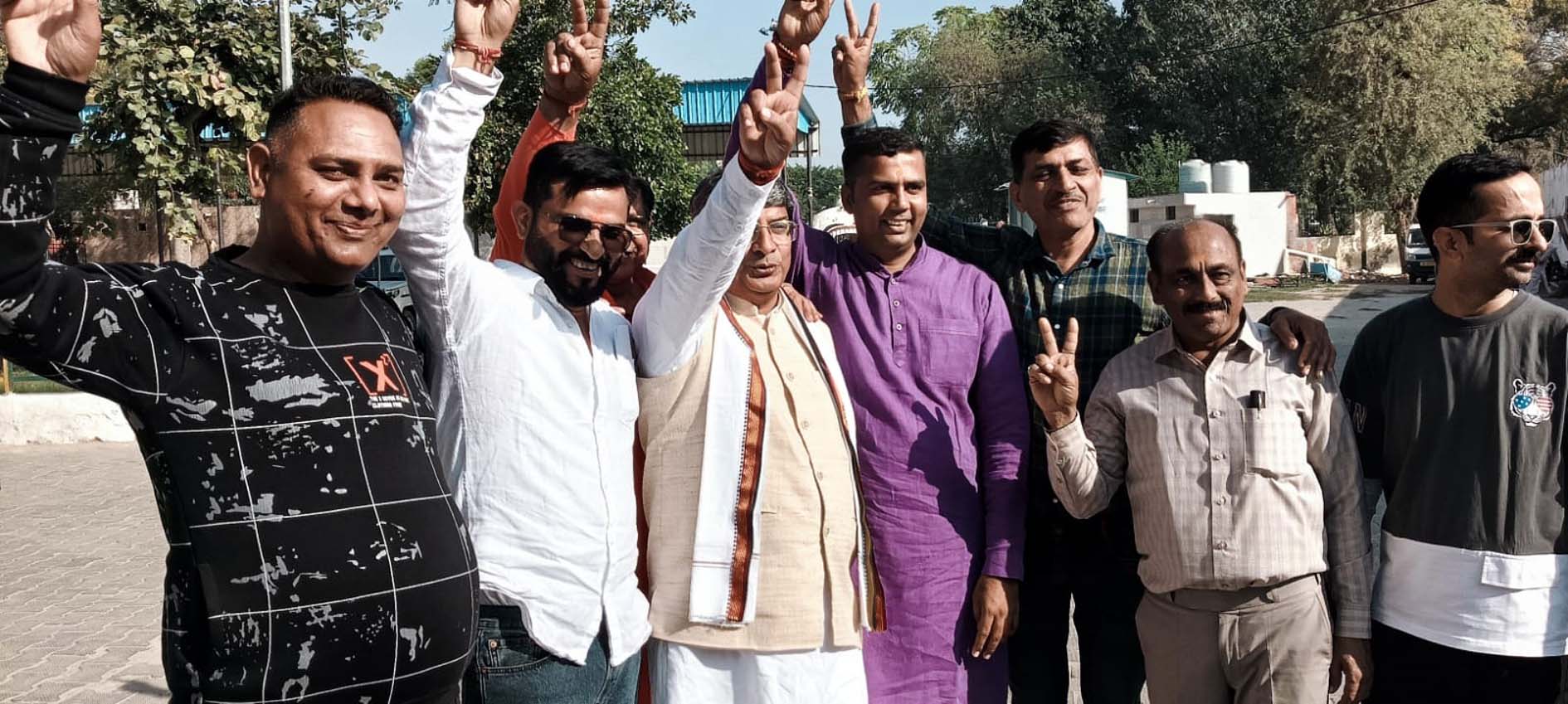जीत के बाद समर्थकों के साथ मेयर प्रवीण पोपली। जीत के बाद समर्थकों के साथ मेयर प्रवीण पोपली।