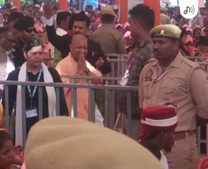 मुख्यमंत्री ने फूलों द्वारा वैवाहिक जोड़ो को दिया आशीर्वाद मुख्यमंत्री ने फूलों द्वारा वैवाहिक जोड़ो को दिया आशीर्वाद