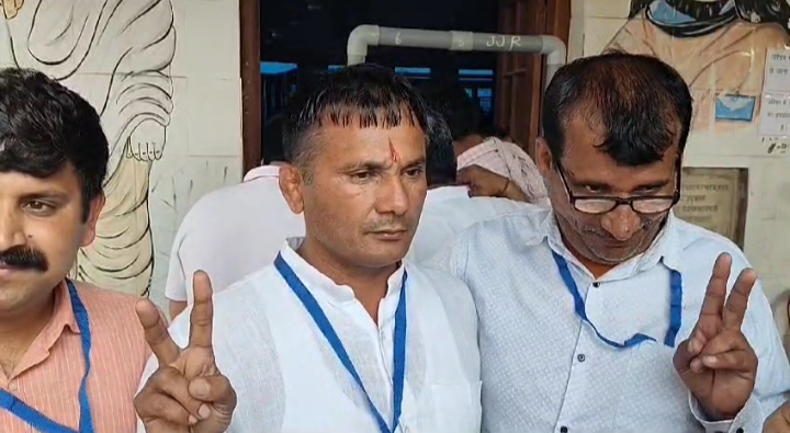 बेरी नपा अध्यक्ष बने देवेंद्र ने भाजपा में जताया विश्वास। बेरी नपा अध्यक्ष बने देवेंद्र ने भाजपा में जताया विश्वास।
