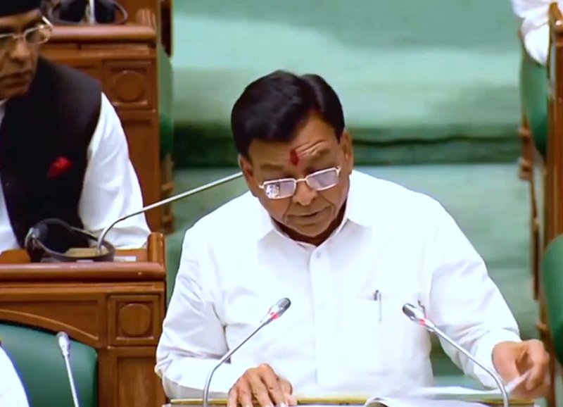 बजट भाषण पढ़ते हुए वित्त मंत्री जगदीश देवड़ा बजट भाषण पढ़ते हुए वित्त मंत्री जगदीश देवड़ा