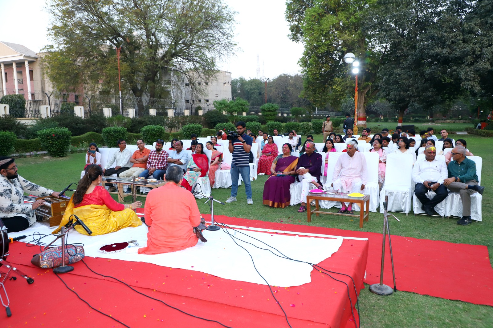 कुलपति आवास पर होली का आयोजन कुलपति आवास पर होली का आयोजन