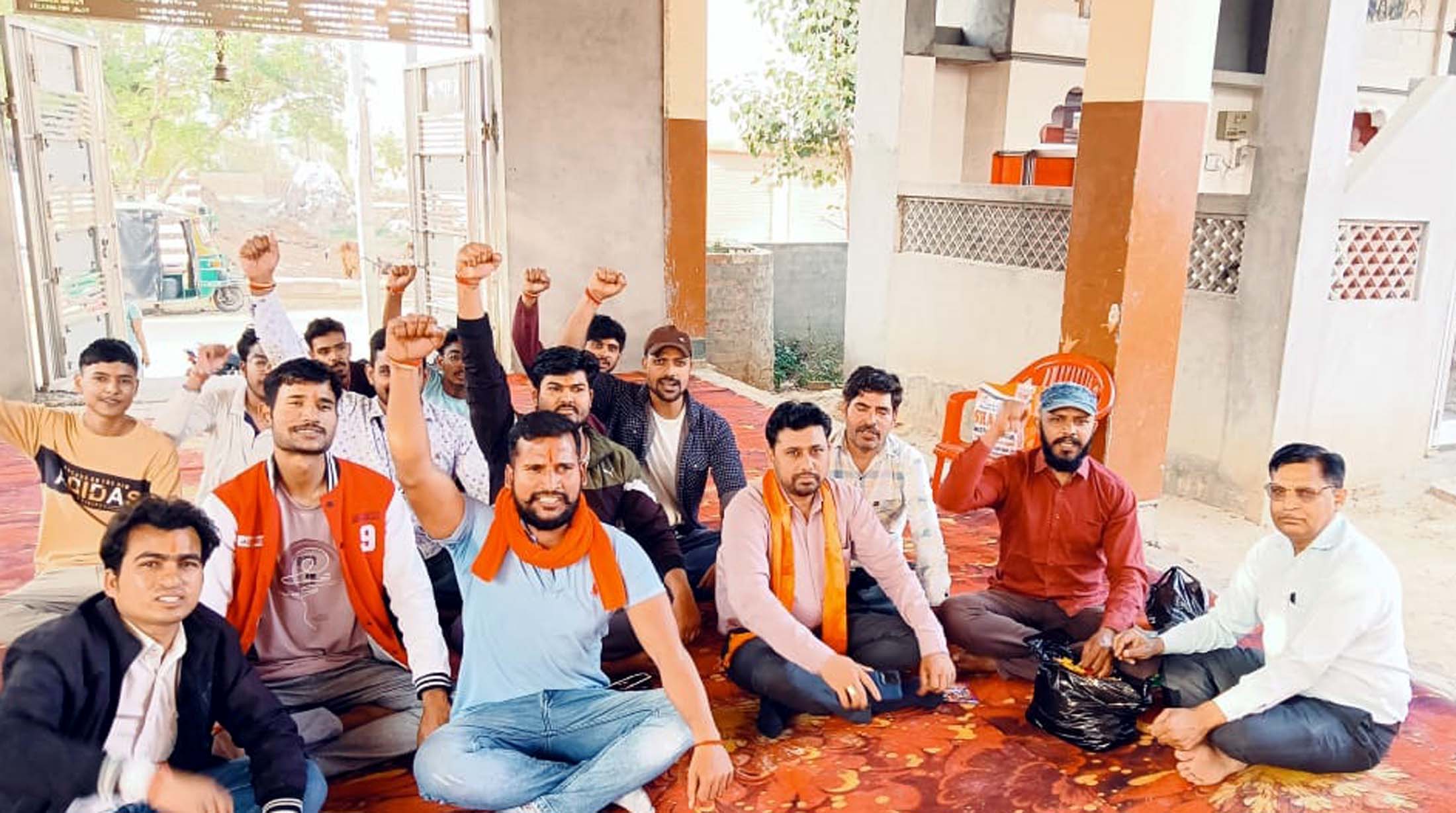 मंदिर परिसर में मौजूद विहिप कार्यकर्ता। मंदिर परिसर में मौजूद विहिप कार्यकर्ता।