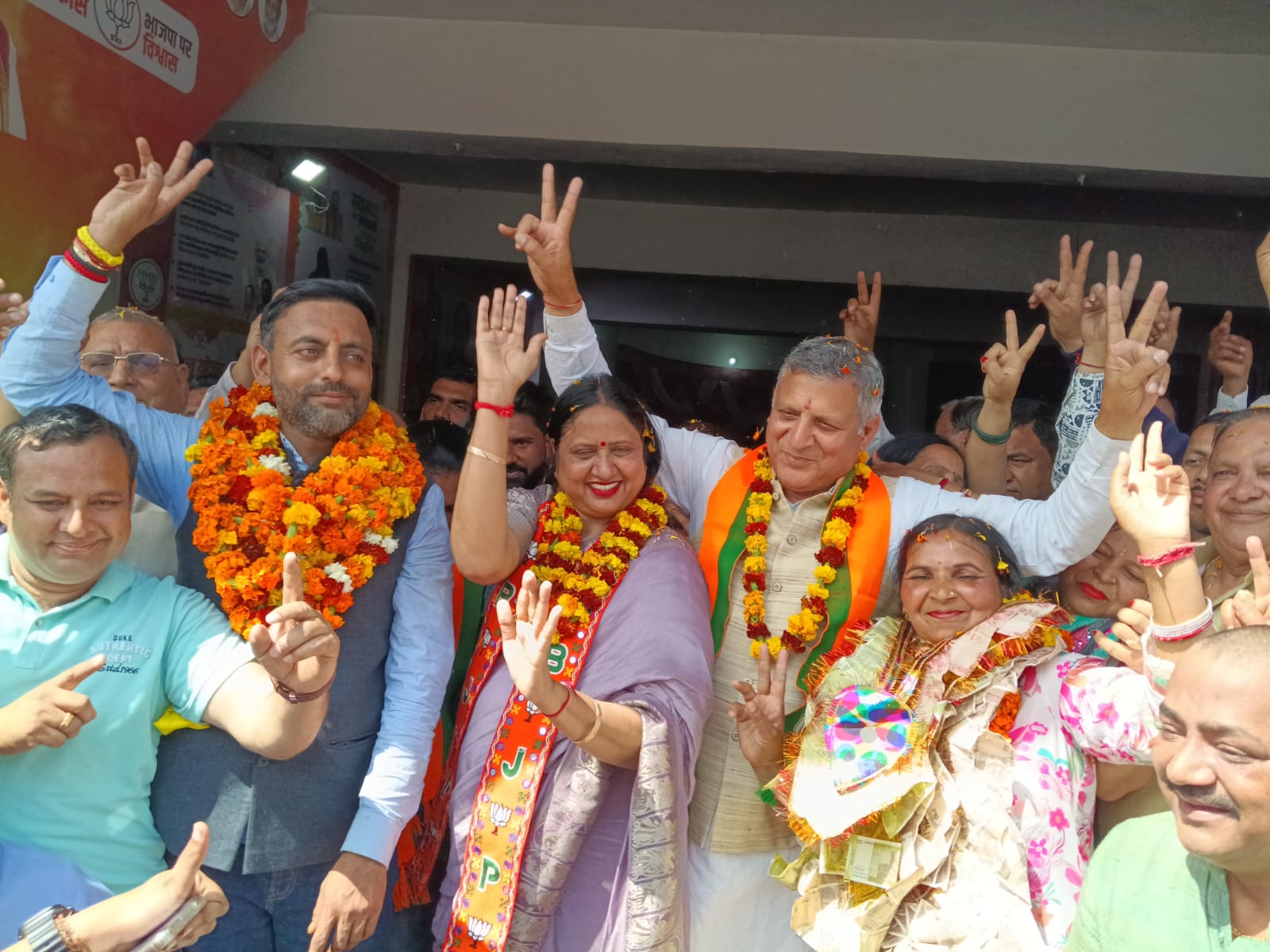 जीत की खुशी मनाते हुई नवनिर्वाचित महापौर सुमन बहमनी जीत की खुशी मनाते हुई नवनिर्वाचित महापौर सुमन बहमनी
