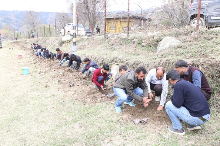 पर्यावरण जागरूकता को बढ़ावा देने के लिए वृक्षारोपण अभियान चलाया पर्यावरण जागरूकता को बढ़ावा देने के लिए वृक्षारोपण अभियान चलाया