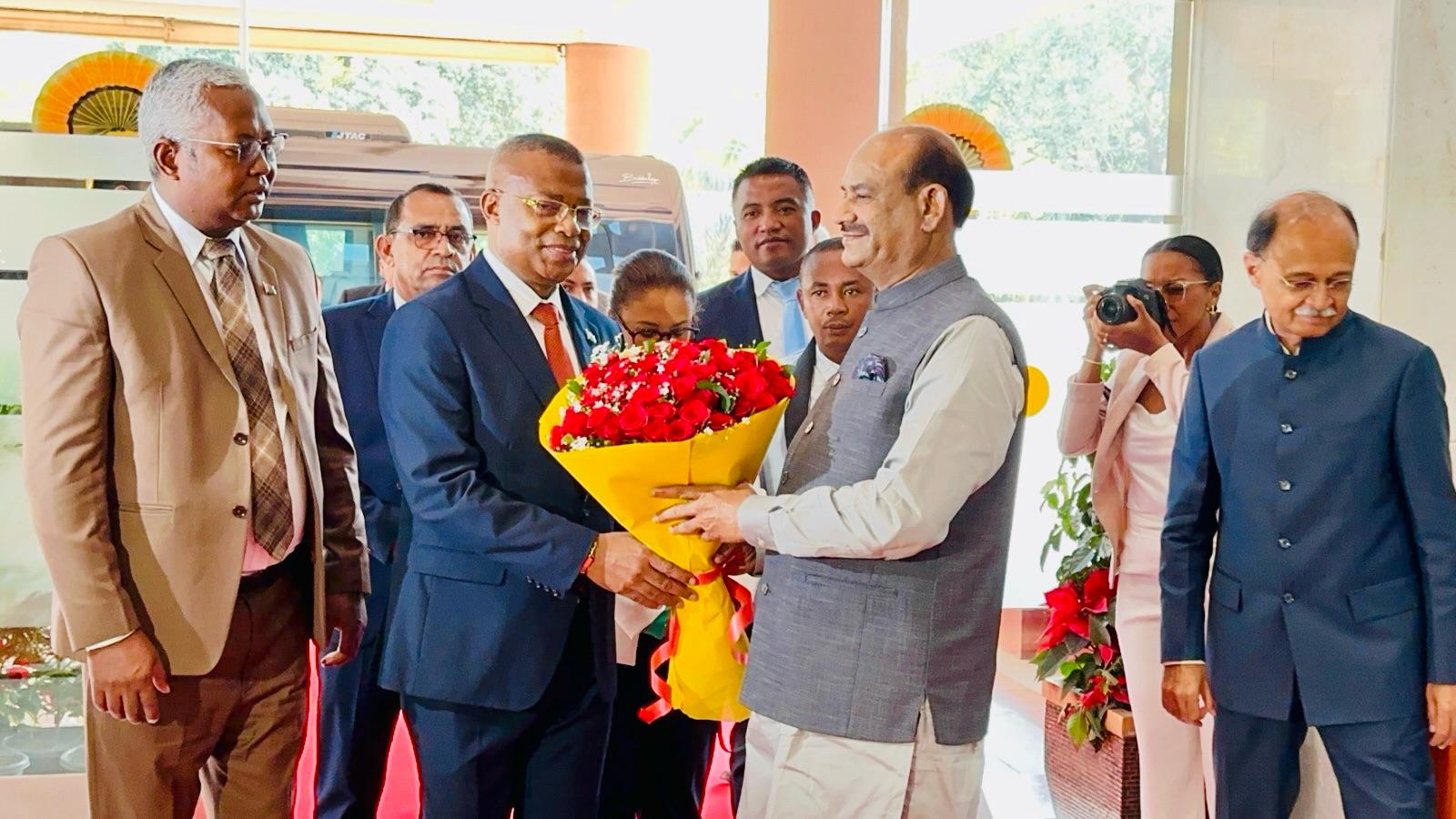 लोक सभा अध्यक्ष ने सदन के सदस्यों की ओर से मेडागास्कर शिष्टमंडल का लोक सभा में स्वागत लोक सभा अध्यक्ष ने सदन के सदस्यों की ओर से मेडागास्कर शिष्टमंडल का लोक सभा में स्वागत