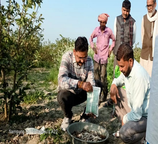 युवा किसानों को बुआई की नई तकनीकी की जानकारी देते हुए कृषि वैज्ञानिक का छाया चित्र