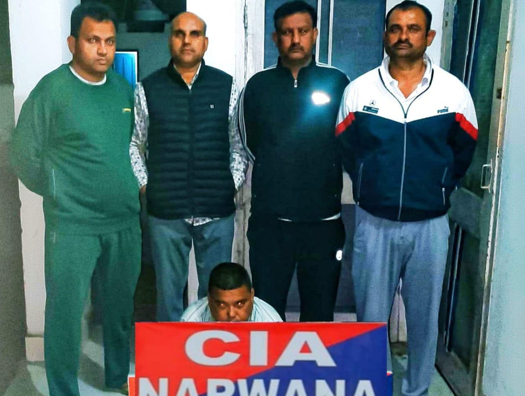 पुलिस गिरफ्त में आरोपित। पुलिस गिरफ्त में आरोपित।
