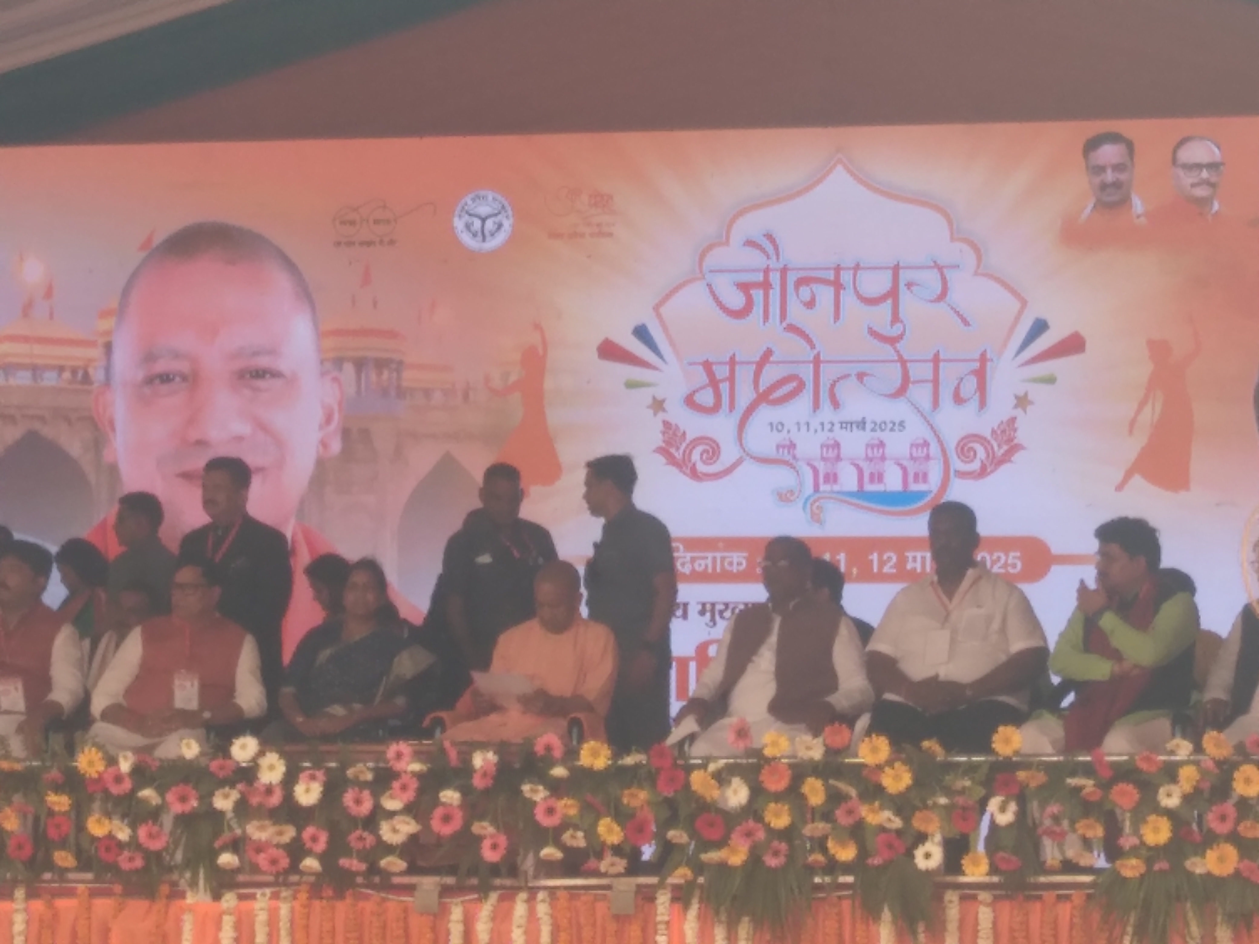 मुख्यमंत्री योगी आदित्यनाथ वैवाहिक दंपति को दिया आशीर्वाद मुख्यमंत्री योगी आदित्यनाथ वैवाहिक दंपति को दिया आशीर्वाद