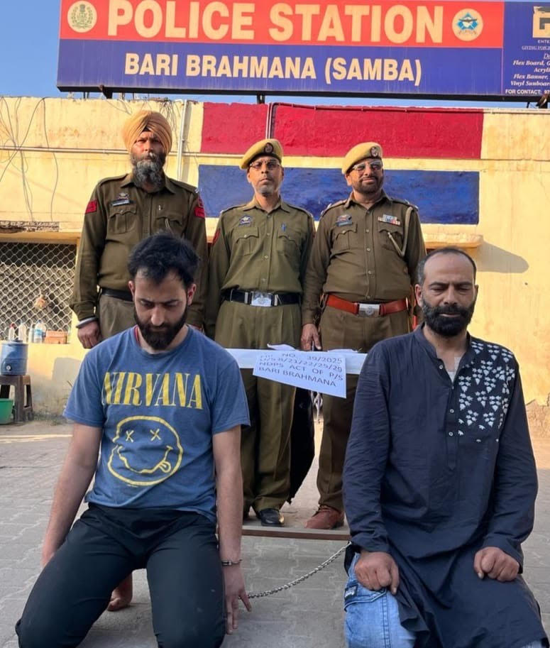 Two drug smugglers arrested with 17.60 grams of heroin Two drug smugglers arrested with 17.60 grams of heroin