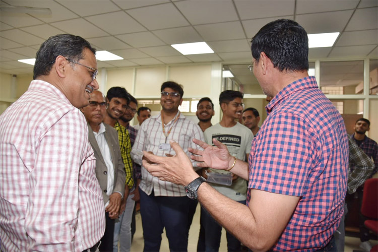 सोनीपत: 5जी और आईओटी पर आयोजित कार्यशाला में छात्रों को जानकारी देते हुए विशेषज्ञ सोनीपत: 5जी और आईओटी पर आयोजित कार्यशाला में छात्रों को जानकारी देते हुए विशेषज्ञ