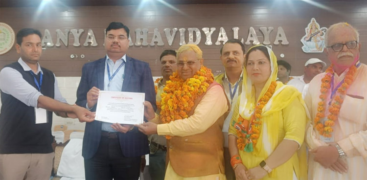उपमंडल अधिकारी डॉ. निर्मल नागर ने विजेता चेयरमैन हीरालाल व पार्षदों को प्रमाण पत्र सौंपते हुए। उपमंडल अधिकारी डॉ. निर्मल नागर ने विजेता चेयरमैन हीरालाल व पार्षदों को प्रमाण पत्र सौंपते हुए।