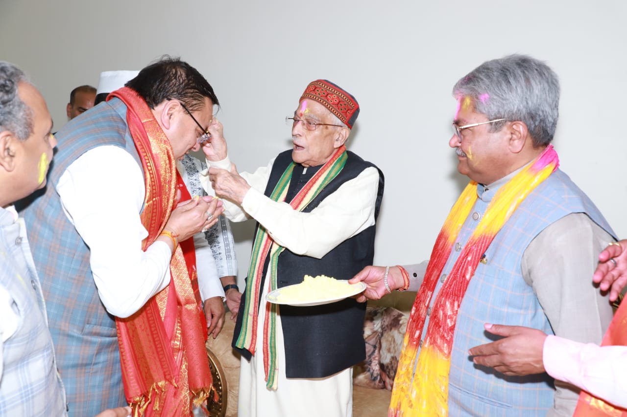 दिल्ली में वरिष्ठ भाजपा नेता मुरली मनाेहर जाेशी से हाेली का तिलक लगाकर आशीर्वाद लेते धामी। दिल्ली में वरिष्ठ भाजपा नेता मुरली मनाेहर जाेशी से हाेली का तिलक लगाकर आशीर्वाद लेते धामी।