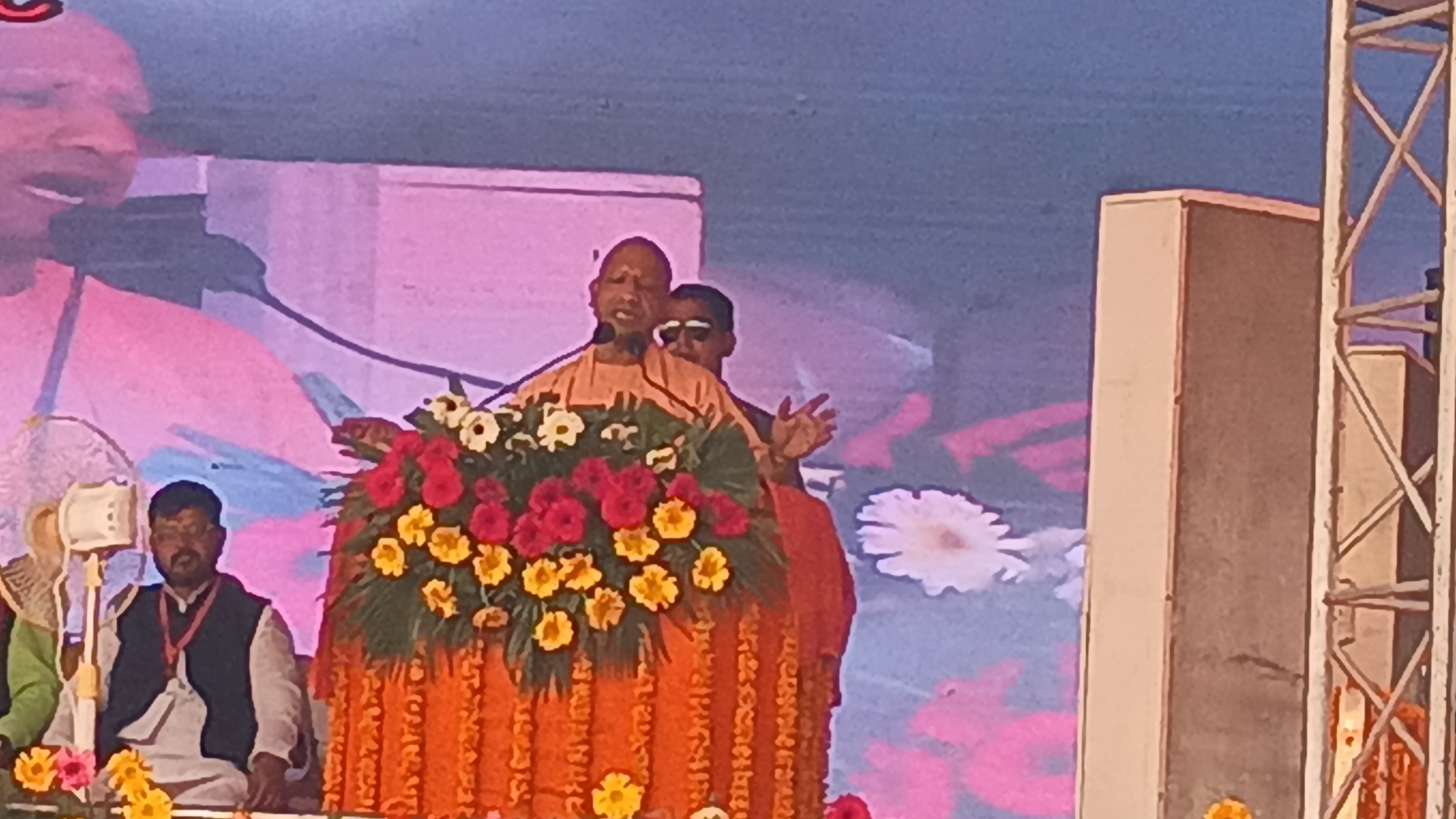 डबल इंजन की सरकार बिना भेदभाव हर गरीब, युवा, किसान और महिला को सभी लाभ दे रही है: योगी आदित्यनाथ डबल इंजन की सरकार बिना भेदभाव हर गरीब, युवा, किसान और महिला को सभी लाभ दे रही है: योगी आदित्यनाथ