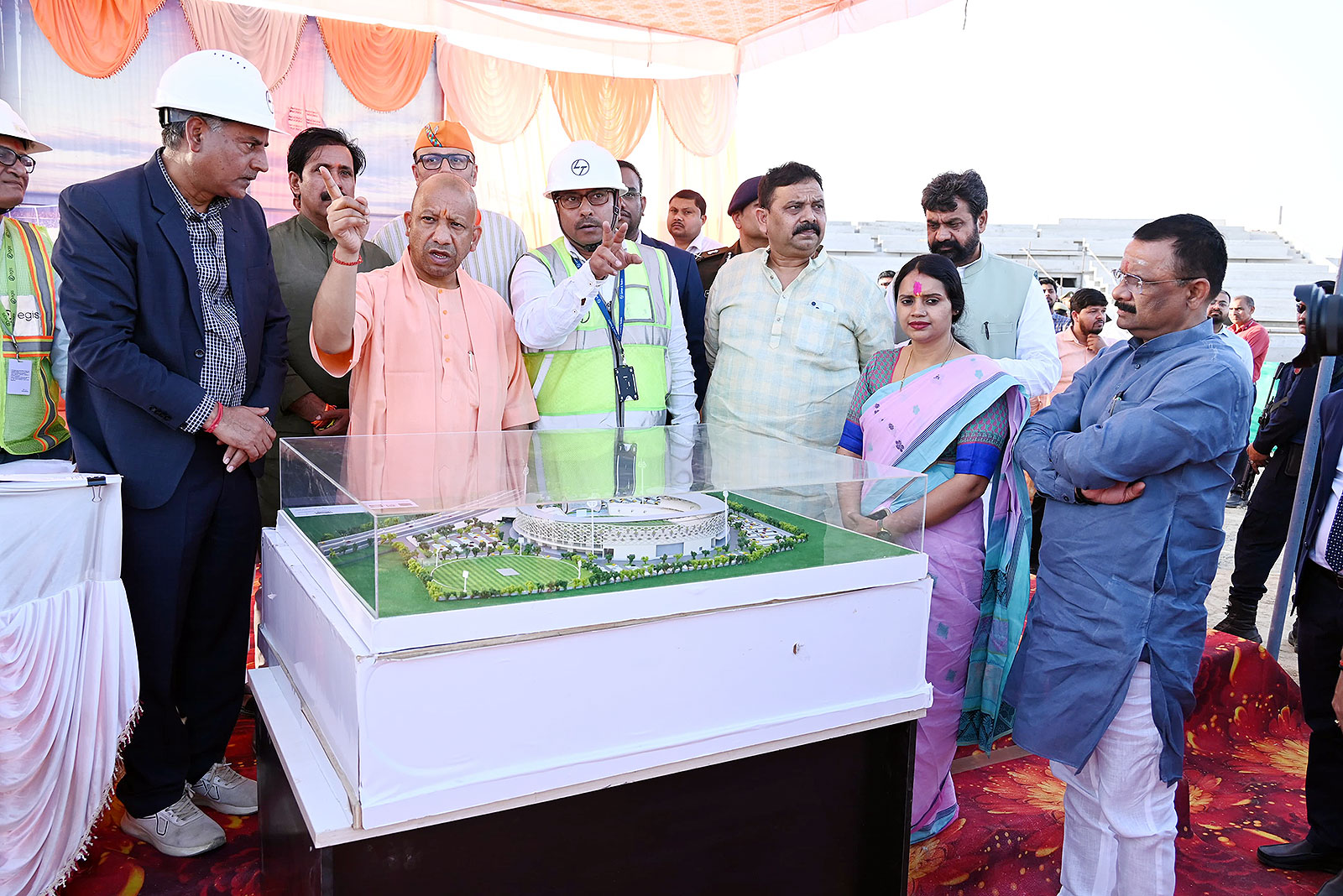 मुख्यमंत्री योगी निर्माणाधीन स्टेडियम में मुख्यमंत्री योगी निर्माणाधीन स्टेडियम में