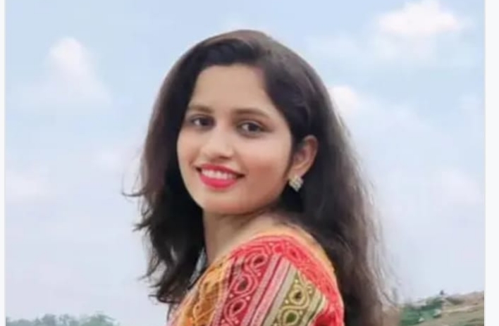 रोशनी साहू का शव उनके घर में फंदे से लटकते हुए पाया गया रोशनी साहू का शव उनके घर में फंदे से लटकते हुए पाया गया