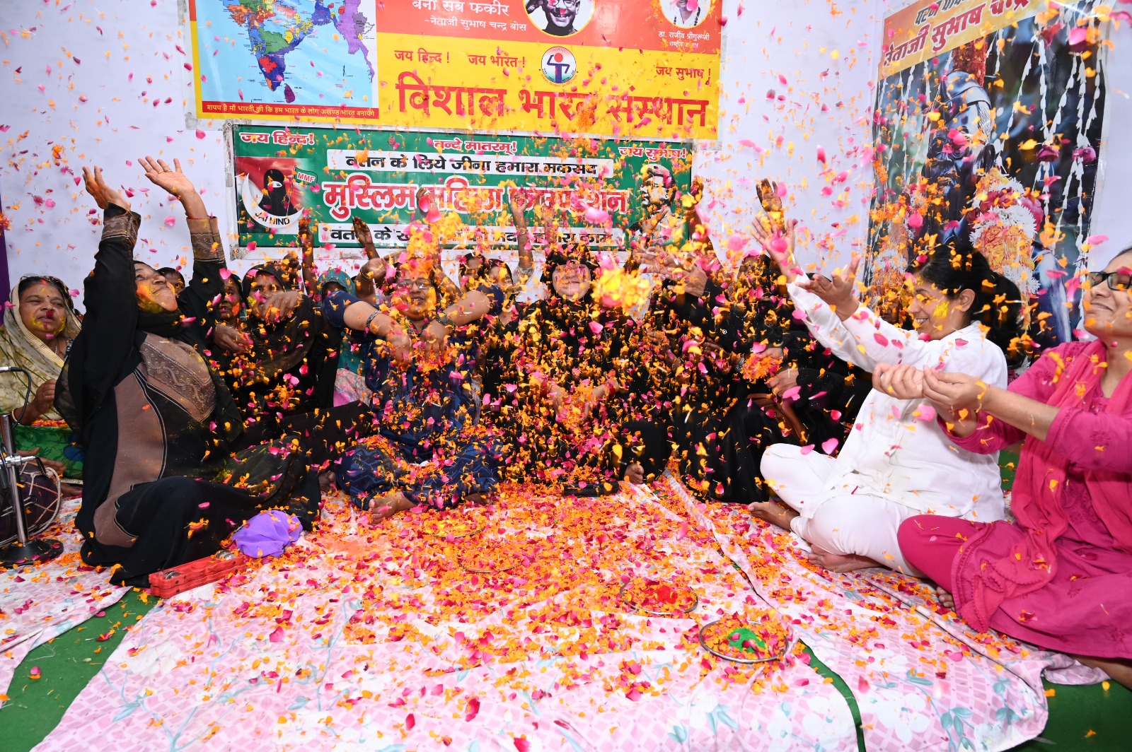 मुस्लिम महिलाएं  गुलाल से होली खेलती हुई
