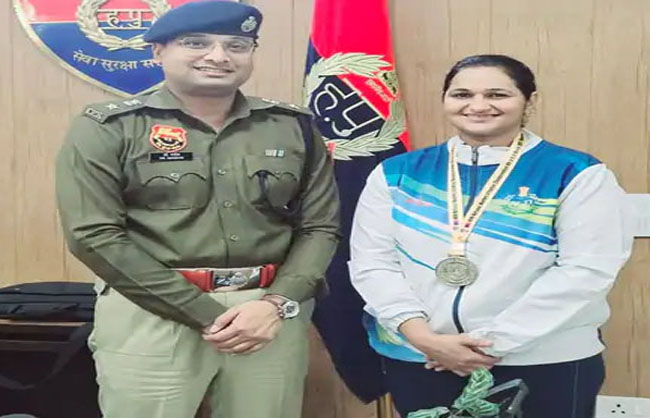 पुलिस अधीक्षक के साथ नेशनल एथलेटिक्स में सिल्वर मेडल विजेता एएसआई रचना। पुलिस अधीक्षक के साथ नेशनल एथलेटिक्स में सिल्वर मेडल विजेता एएसआई रचना।