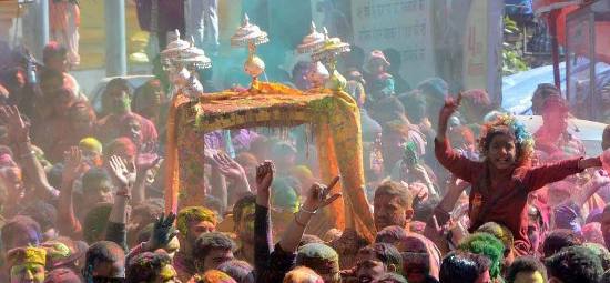 राजदेवता माधोराय के संग होली खेलते मतवाले राजदेवता माधोराय के संग होली खेलते मतवाले