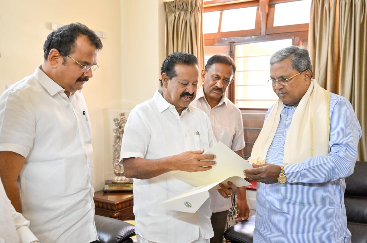 தமிழக வனத்துறை அமைச்சர் டாக்டர் கே. பொன்னுமுடி மற்றும் மாநிலங்களவை உறுப்பினர் முகமது அப்துல்லா இஸ்மாயில் ஆகியோர் முதலமைச்சர் சித்தராமையாவை அவரது காவிரி இல்லத்தில் சந்தித்தனர். தமிழக வனத்துறை அமைச்சர் டாக்டர் கே. பொன்னுமுடி மற்றும் மாநிலங்களவை உறுப்பினர் முகமது அப்துல்லா இஸ்மாயில் ஆகியோர் முதலமைச்சர் சித்தராமையாவை அவரது காவிரி இல்லத்தில் சந்தித்தனர்.