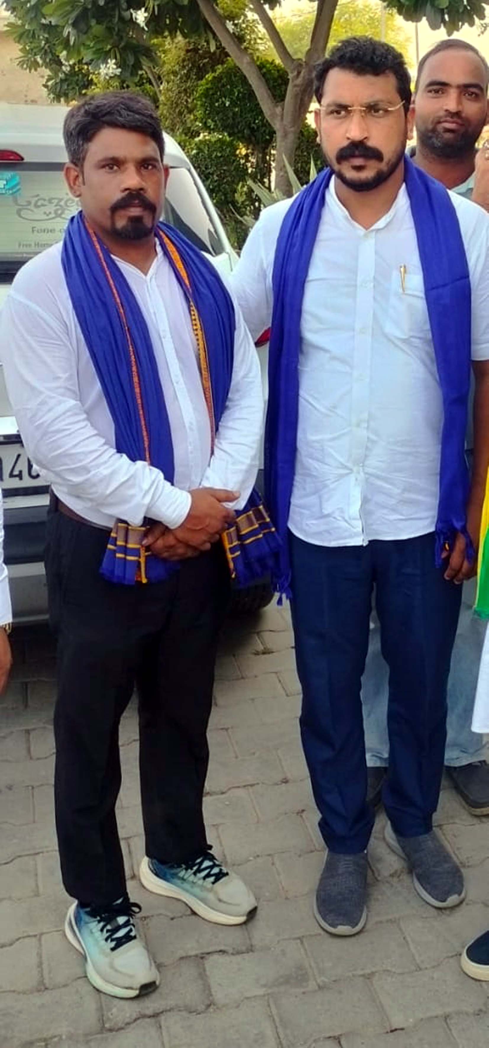 भीम आर्मी नेता चन्द्रशेखर आजाद के साथ संतलाल अंबेडकर। भीम आर्मी नेता चन्द्रशेखर आजाद के साथ संतलाल अंबेडकर।