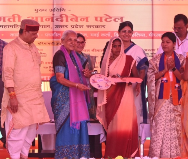 महिला लाभार्थी आवास की चाभी भेंट करती राज्यपाल आनंदी बेन पटेल। महिला लाभार्थी आवास की चाभी भेंट करती राज्यपाल आनंदी बेन पटेल।
