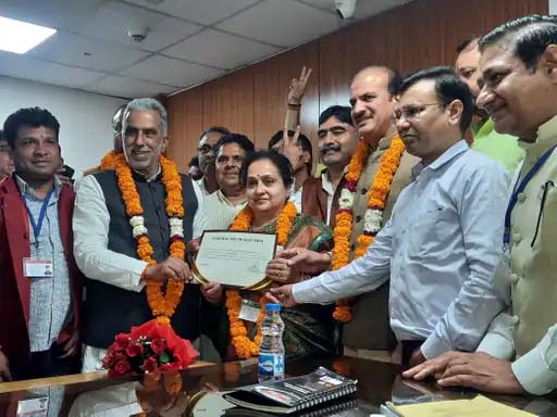 भाजपा की नवनियुक्त मेयर प्रवीण जोशी जीत के बाद सर्टिफिकेट लेते हुए। साथ है केंद्रीय राज्यमंत्री कृष्णपाल गुर्जन व अन्य नेतागण भाजपा की नवनियुक्त मेयर प्रवीण जोशी जीत के बाद सर्टिफिकेट लेते हुए। साथ है केंद्रीय राज्यमंत्री कृष्णपाल गुर्जन व अन्य नेतागण