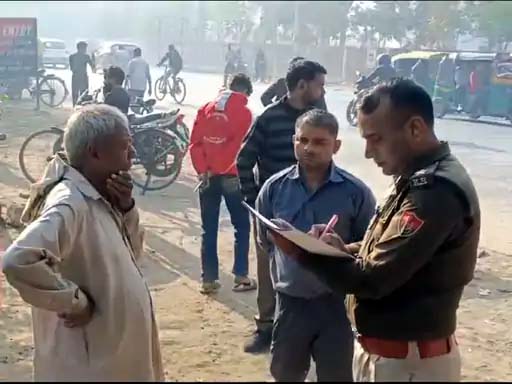 व्यक्ति का शव मिलने की सूचना पर पहुंची पुलिस छानबीन करते हुए। व्यक्ति का शव मिलने की सूचना पर पहुंची पुलिस छानबीन करते हुए।