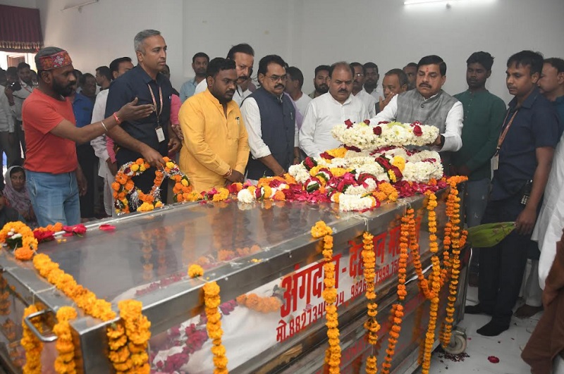 स्व. सुरेन्द्र नाथ सिंह को श्रद्धांजलि अर्पित करते हुए मुख्यमंत्री डॉ. मोहन यादव स्व. सुरेन्द्र नाथ सिंह को श्रद्धांजलि अर्पित करते हुए मुख्यमंत्री डॉ. मोहन यादव