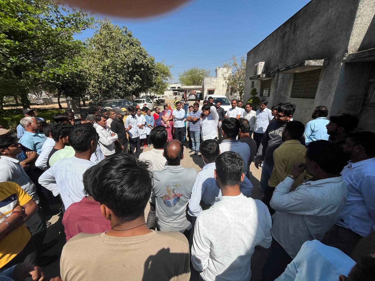 चित्तौड़गढ़ डेयरी में विरोध प्रदर्शन करते ठेका कार्मिक। चित्तौड़गढ़ डेयरी में विरोध प्रदर्शन करते ठेका कार्मिक।