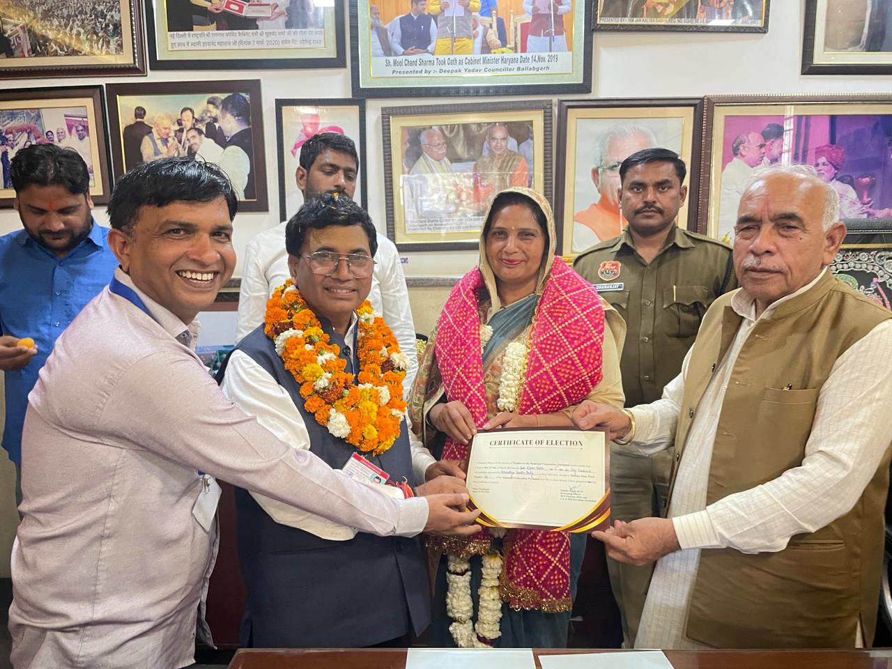 पार्षद बनी गेस्ट टीचर किरण बाला को सम्मानित करते भाजपा नेता टिपरचंद शर्मा पार्षद बनी गेस्ट टीचर किरण बाला को सम्मानित करते भाजपा नेता टिपरचंद शर्मा